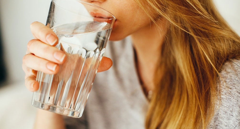 Жінка споживає фільтровану воду у Львові